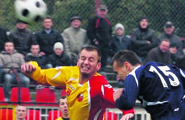 Strzelec gola Maciej Tataj (z prawej) walczył ostro o piłkę