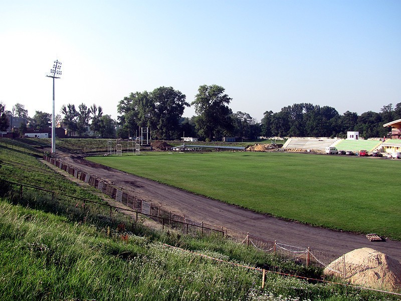 Kalisz: Stawiają jupitery na stadionie przy Łódzkiej w Kaliszu. ZDJĘCIA
