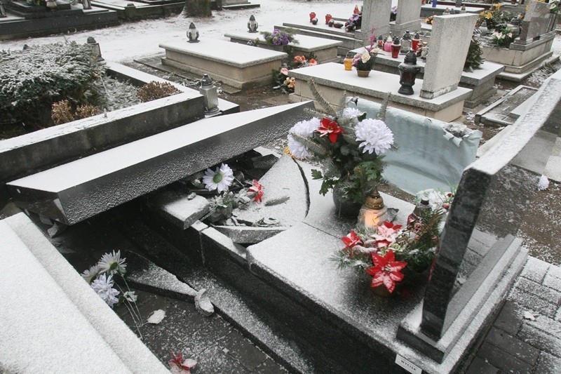 Zniszczenia na cmentarzu w Szopienicach