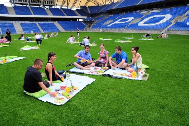 snaidanie na murawie| zjedli śniadanie na stadionie| śniadanie na stadionie| euro poznan 2012| stadion miejski|