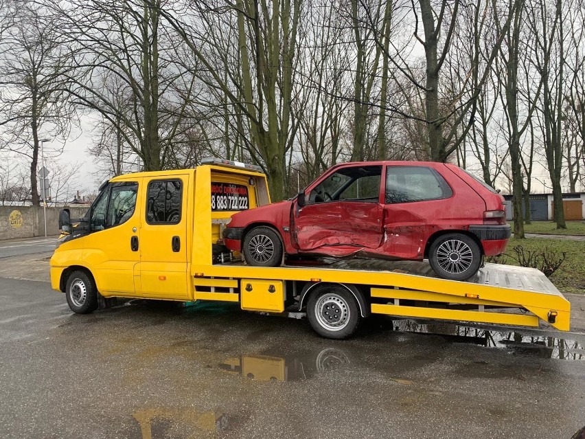 Zderzenie peugeota i citroena na skrzyżowaniu ul. 1 Maja i Rejtana w Opolu