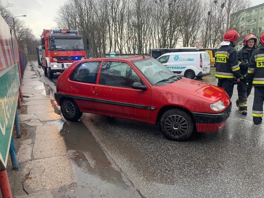 Zderzenie peugeota i citroena na skrzyżowaniu ul. 1 Maja i Rejtana w Opolu