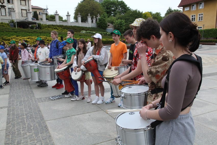 Parada na zakończenie warsztatów muzycznych "Drums and dance"