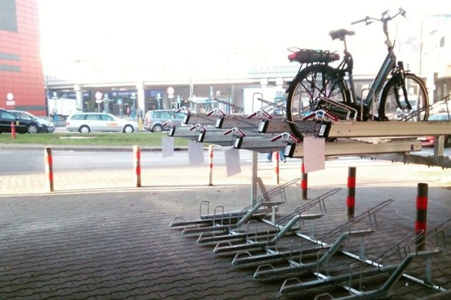 Piętrowy parking rowerowy