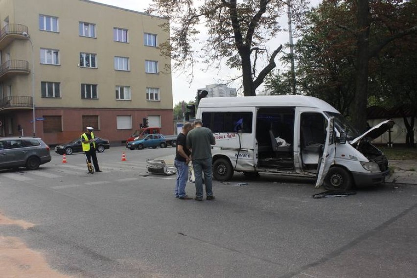 Wypadek na skrzyżowaniu ul. Radwańskiej i Wólczańskiej w Łodzi. 4 osoby ranne [ZDJĘCIA]