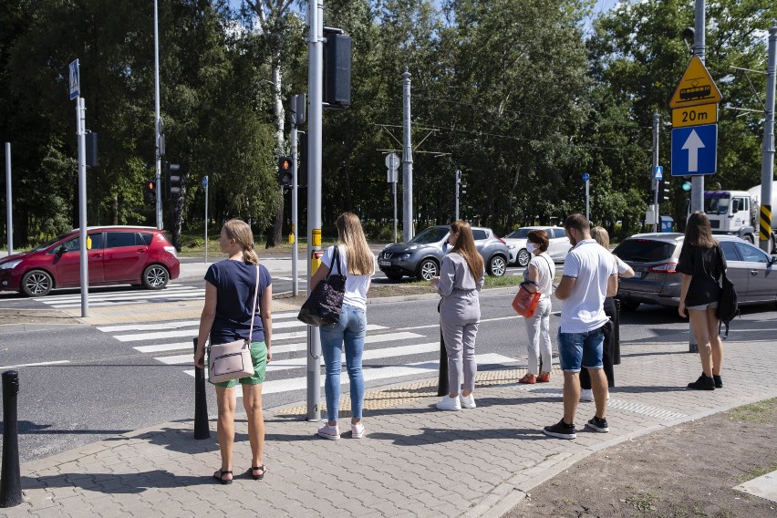 Zakończyła się przebudowa ulicy przed Galerią Młociny. Pojawiła się tam nowoczesna sygnalizacja świetlna, droga dla rowerów i nowe chodniki