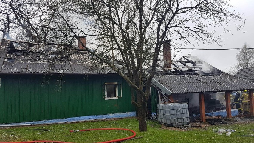 Z palącego się drewnianego domu ewakuowano dwie osoby