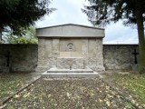 Prace konserwatorskie na cmentarzu wojennym w Osobnicy