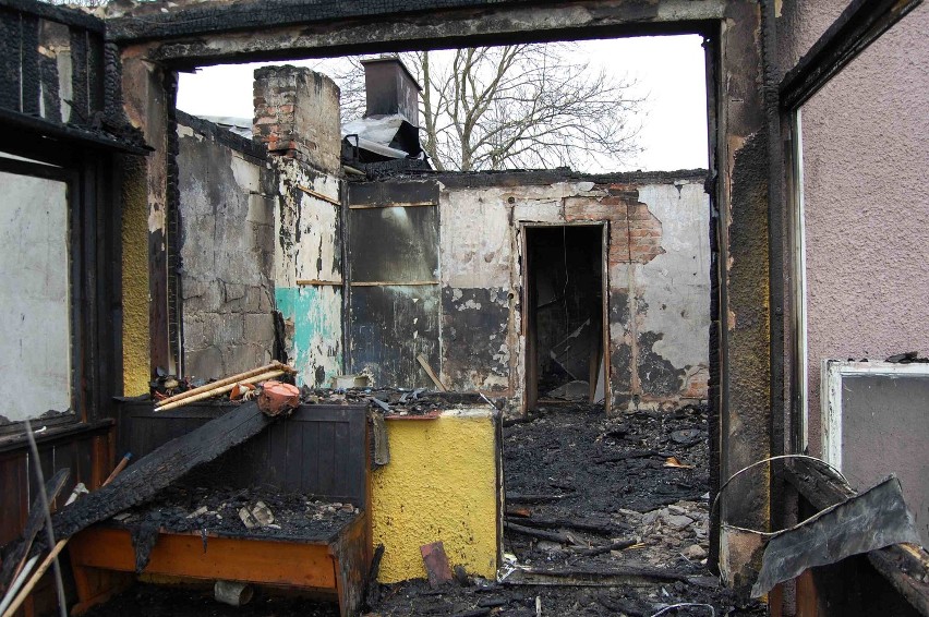 Ogień strawił parterowy budynek w Różewie. Dwie rodziny straciły dach nad głową