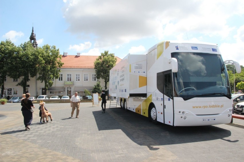 Mobilne centrum funduszy unijnych z wizytą w Wieluniu [FOTO]