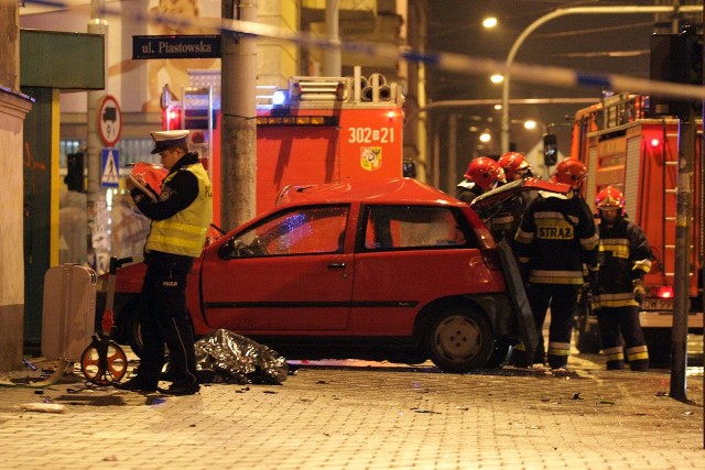 Jedna osoba jadąca samochodem osobowym zginęła na miejscu, pozostałe trafiły do szpitala.