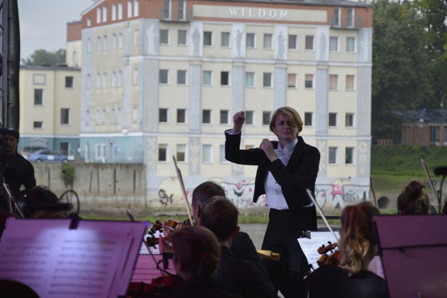 Monika Wolińska podczas koncertu Filharmonii Gorzowskiej na tegorocznych Dniach Gorzowa. Występ naszych muzyków, pomimo fatalnej pogody, oklaskiwało liczne grono melomanów.