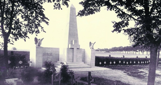 Monument upamiętniający poległych w latach 1914-1918 i 1919-1921 żołnierzy z Kujaw wzniesiono w sierpniu 1939 r. w kwaterze wojennej na cmentarzu parafii Zwiastowania NMP (zdjęcie wykonane przez Stanisława Droszcza).