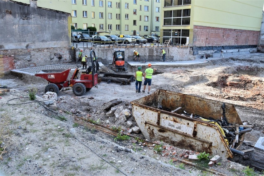 Centrum przesiadkowe Opole Główne. Szczelina przeciwlotnicza...