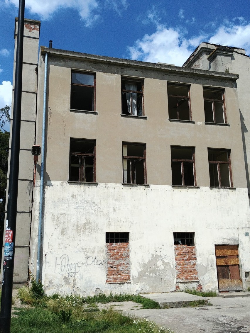 Budynek dawnych warsztatów szkolnych przy ul. Kawki w Tomaszowie sprzedany [ZDJĘCIA]