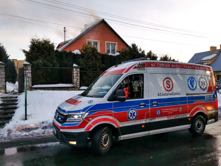 Pożar domu w Korytnikach. Ucierpiała kobieta.