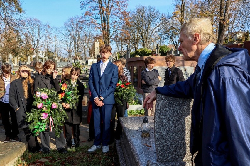 Uczniowie z Kielc na cmentarzu. Więcej na kolejnych...