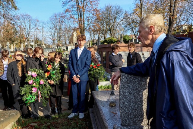Uczniowie z Kielc na cmentarzu. Więcej na kolejnych zdjęciach