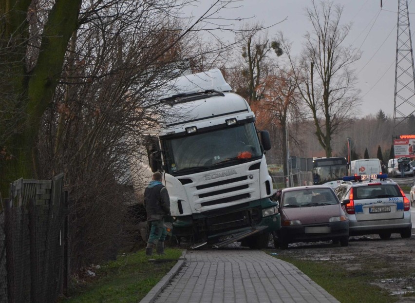 Ciężarówka wypadła z drogi 55 w Malborku [ZDJĘCIA]. Zawinił... hamulec ręczny innego samochodu
