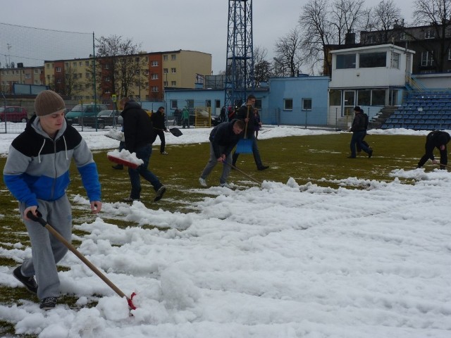 Kilka dni temu grupa radomszczańskich kibiców piłkarskich pomagała w odśnieżaniu stadionu miejskiego