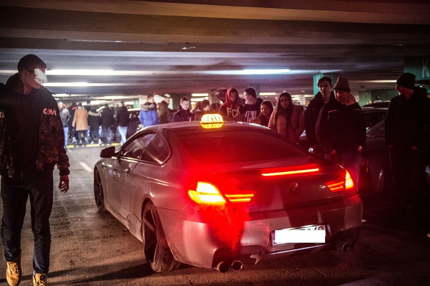 Warsaw Night Racing. Nocne wyścigi samochodów. Palenie gumy i ucieczka przed policją [ZDJĘCIA]