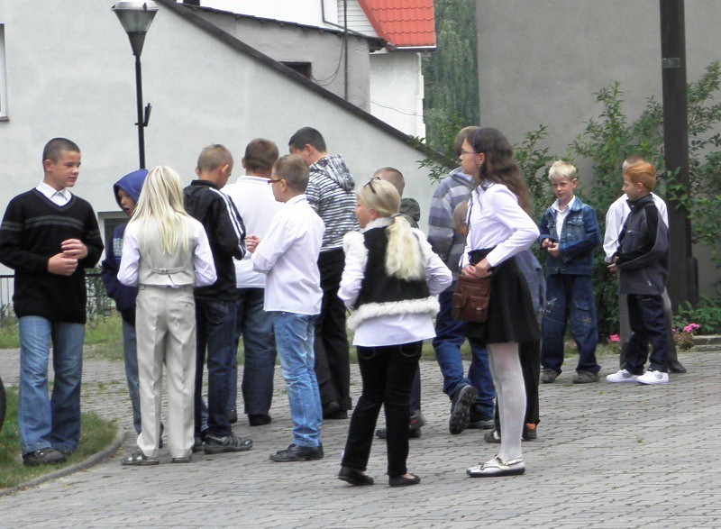 Uczniowie na uroczystości przed kościołem w Osieku.