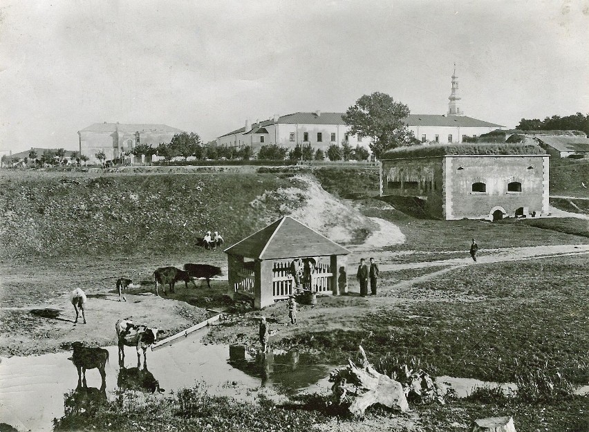 Bastion IV kojec ze studnią ok. 1900 r. fot. J. Strzyżowski