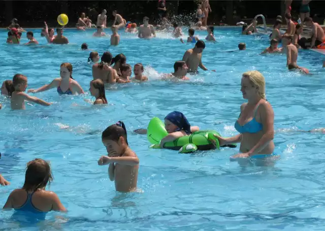 Od ubiegłego piątku pluskać można się w kąpielisku miejskim w Parku Kachla w Bytomiu. Basen jest otwarty codziennie od godziny 10 do 18. Bilet dla dorosłych kosztuje 8 złotych, a dla dzieci - 4 złote