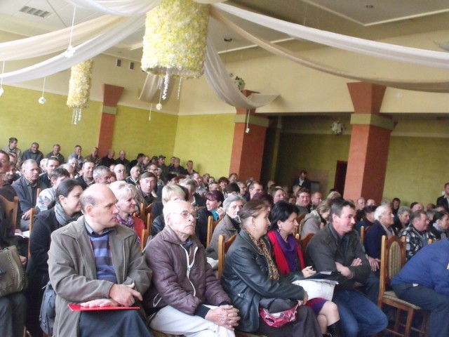 Ponad 150 mieszkańców wzięło udział w spotkaniu z przedstawicielami korporacji prawno-finansowej Feniks,