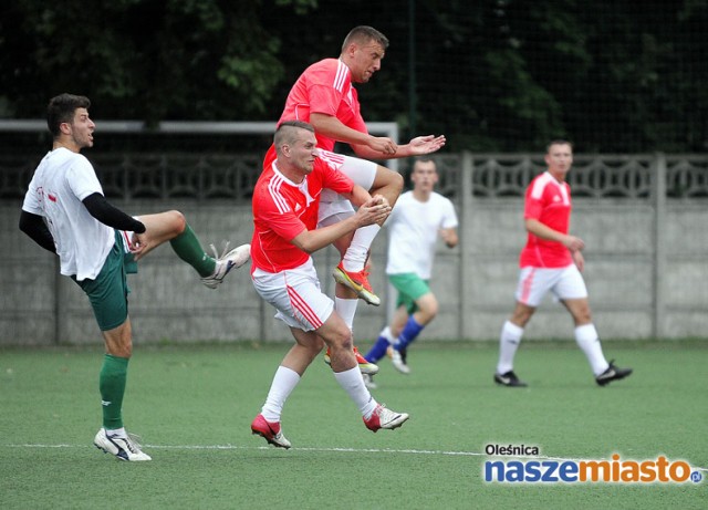 Oleśniczanie zrehabilitowali się za porażkę w pierwszym sparingu, tym razem wygrywając 4:1, w czym spora zasługa Michała Hałapacza. W 24. minucie „Hałwa” nie dał Piotrowi Skulinie szans mierzonym strzałem sprzed pola karnego, a w 30. minucie wykończył dośrodkowanie Łukasza Kaspryszyna.