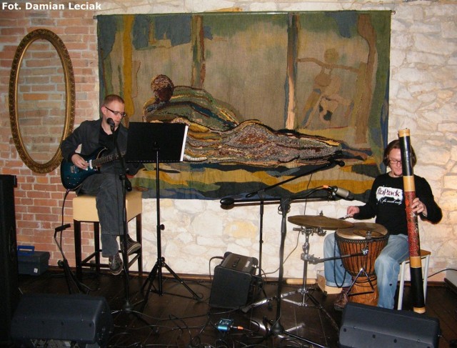 Od lewej: Kuba Bugała oraz Tomasz Drozdek, kt&oacute;ry grał na dw&oacute;ch instrumentach. Fot. Damian Leciak