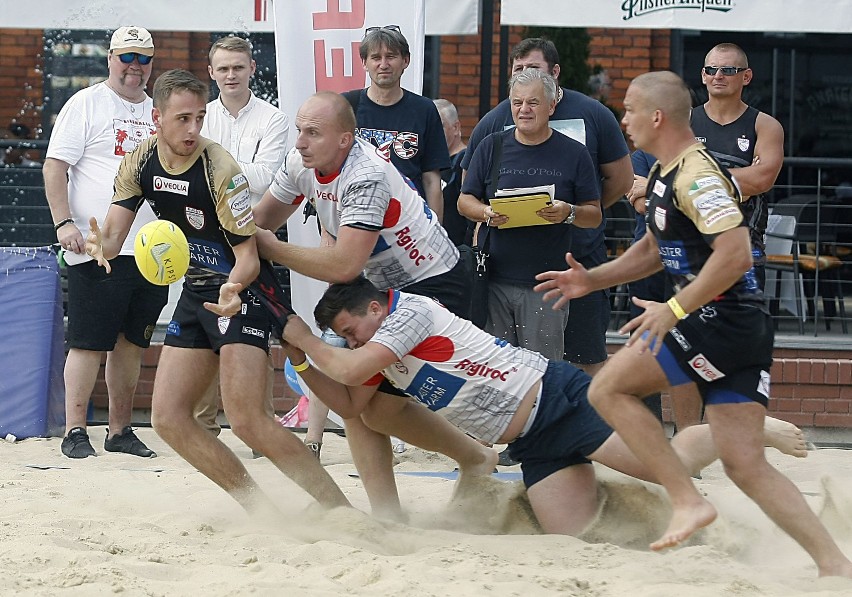 Rugby na plaży Manufaktury.