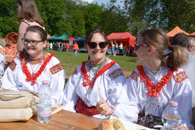 W niedzielne popołudnie mieszkańcy Żagania i powiatu żagańskiego mieli okazję bawić się w rytmach muzyki folkowej uczestnicząc w kolejnej edycji festiwalu pod nazwą „Folkowe Smaki Powiatu Żagańskiego”.

Na podzamczu Pałacu Książęcego obok festiwalowej sceny stanęły stoiska handlowo-usługowe powiatowych rzemieślników, rolników, kół gospodyń wiejskich, punkty gastronomiczne oraz promocyjne kilku powiatowych szkół, czy żagański sanepid. Znalazło się też wiele typowych atrakcji dla najmłodszych.

Folkowe Smaki Powiatu Żagańskiego, to przede wszystkim przegląd konkursowy folkowej twórczości dzieci i młodzieży, ale również okazja do wręczenia Powiatowych Laurów Kultury. W tym roku przyznano dwa takie Laury – srebrny dla Adriany Majchrzyk – instruktora plastyki w Gminnym Ośrodku Kultury i Sportu w  Iłowej, a złoty dla Żagańskiego Stowarzyszenia Muzycznego OCTAVA i chóru OCTAVA. 

Piękna, słoneczna pogoda zapewniła organizatorom i uczestnikom folkowego pikniku rodzinnego w Żaganiu doskonałą zabawę, a przysłowiową wisienką na folkowym, artystycznym torcie okazał się występ Lubuskiego Zespołu Pieśni i Tańca na zakończenie - Folkowych Smaków Powiatu Żagańskiego 2019.

WIDEO: Tulia, folkowy zespół, podbija serca publiczności
