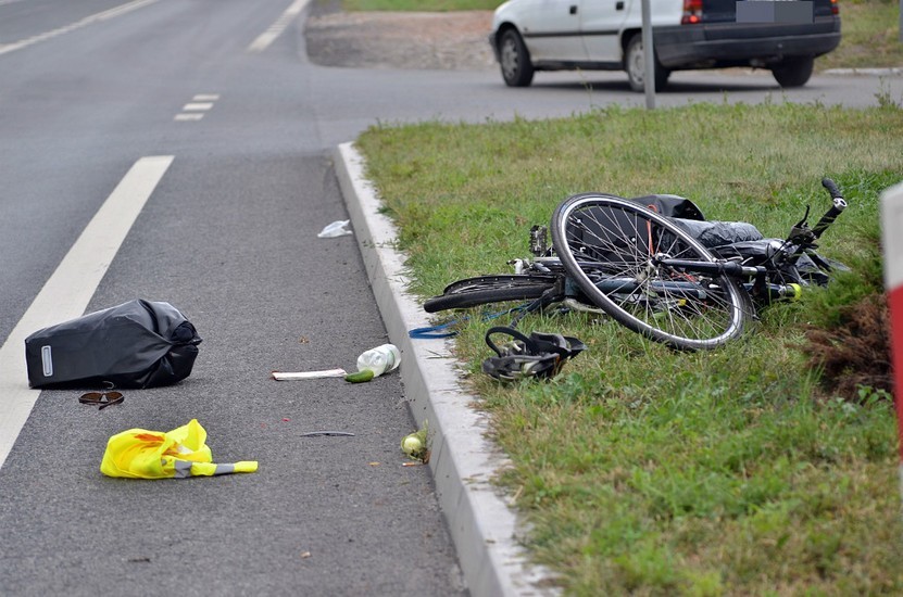 Pijana kobieta potrąciła autem rowerzystę