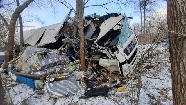 Uszkodzona ciężarówka koło Ostropola
