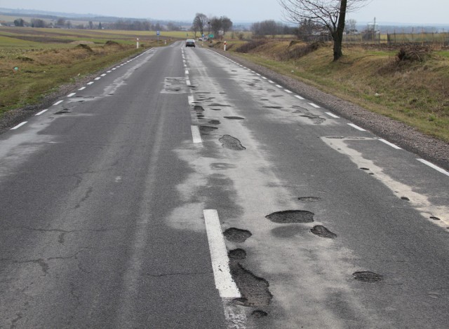 Stan nawierzchni na drodze wojewódzkiej nr 812 pozostawia wiele do życzenia