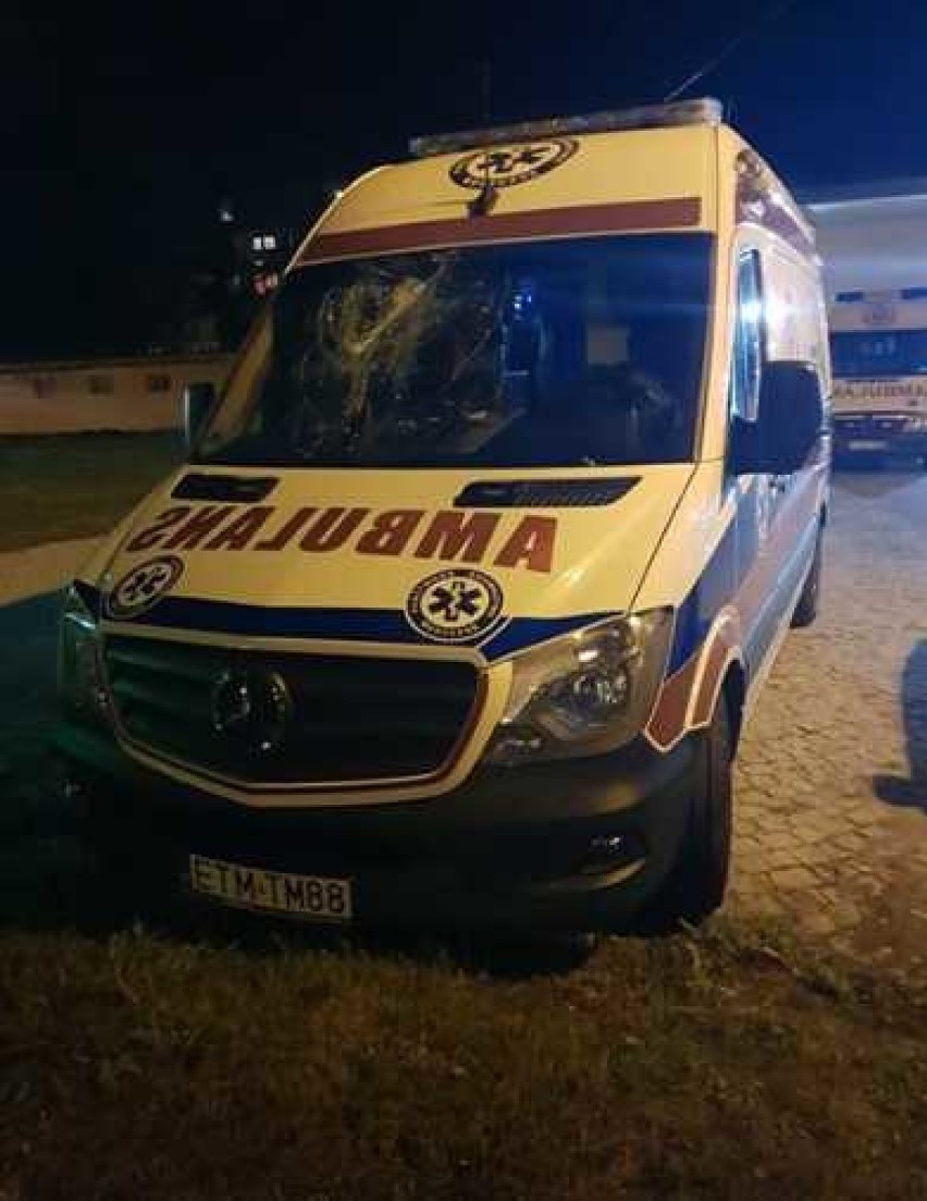 Atak na ratowników medycznych w Tomaszowie Maz. Uszkodzona nowa karetka pogotowia, poszkodowany jeden z ratowników