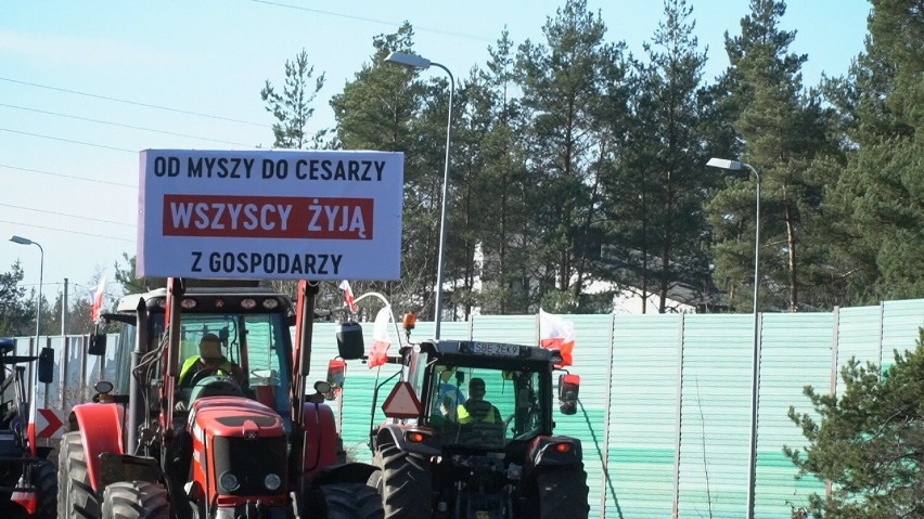 Rolnicy spowalniają ruch na DK793 pomiędzy Siewierzem i...
