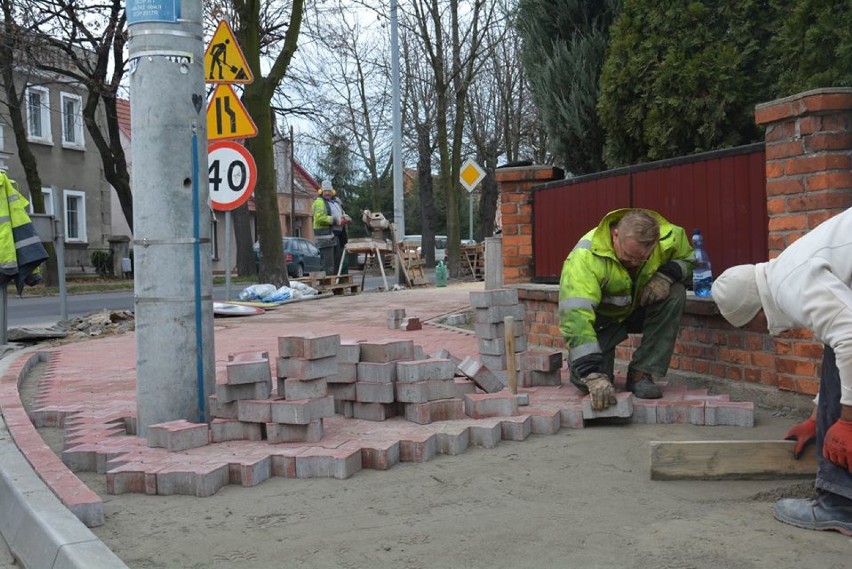 Pleszew. W końcu uda się przejść suchą stopą? Kolejny fragment chodnika jest prawie gotowy