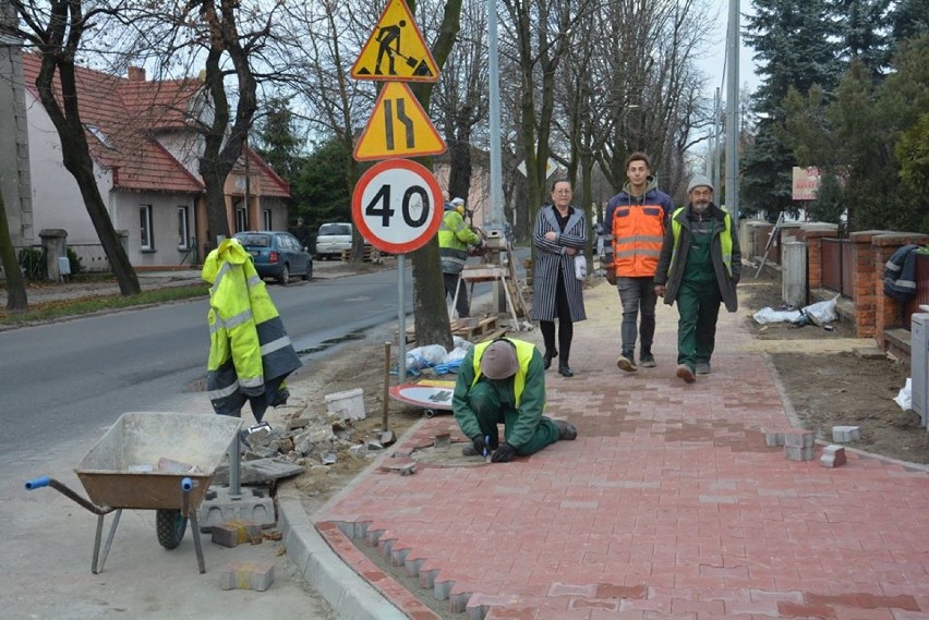 Pleszew. W końcu uda się przejść suchą stopą? Kolejny fragment chodnika jest prawie gotowy