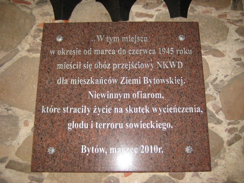 Tablica pamiątkowa na ścianie bramy wjazdowej zamku Fot....