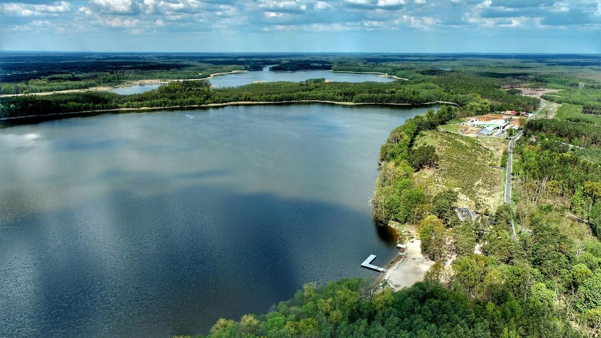Jezioro Konin to popularna destynacja miłośników spędzania...