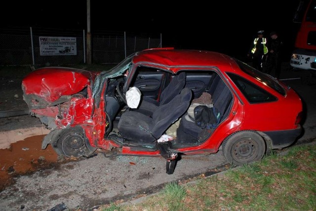 Wypadek w Margoninie. Auto zderzyło się z ciągnikiem [ZDJĘCIA]