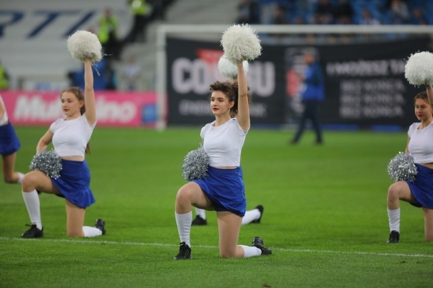 Grupa cheerleaders Kolejorz Girls w kwietniu 2022 roku...