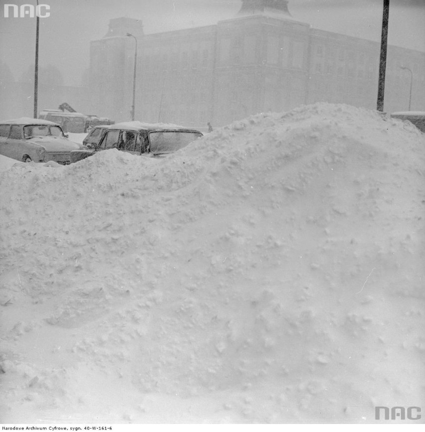Dawniej zima w Polsce naprawdę dawała w kość!  45 lata temu w kilkanaście godzin spadło ponad 80 cm śniegu, a zaspy sięgały dwóch [ZDJĘCIA]