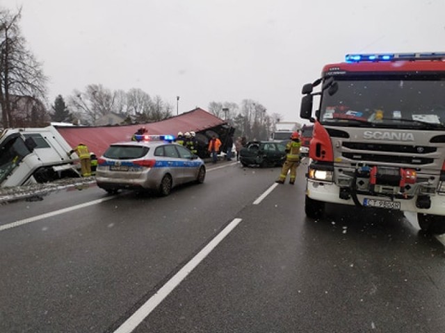 W wypadku udział wzięły cztery pojazdy. Poszkodowana kobieta została zabrana do szpitala.