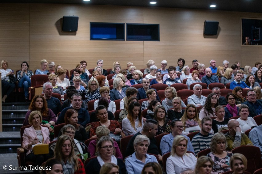 Teatr Krzywa Scena przedstawił: Bernardo porwany przez niegrzeczne dziewczynki