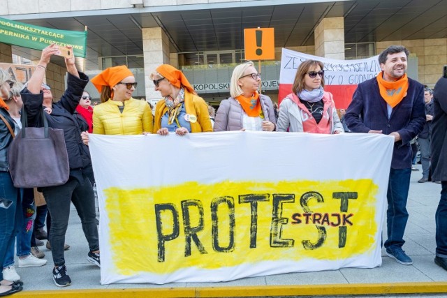 Od 15 października nauczyciele rozpoczną akcję protestacyjną. Ma ona polegać na wykonywaniu tylko tych zadań, które zapisane są w prawie oświatowym i statucie szkoły. Nauczyciele maja powstrzymywać się od zajęć, które do tej pory wykonywali, a nie otrzymywali za nie wynagrodzenia.