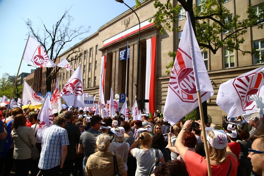 Protest nauczycieli w Warszawie. "Mamy dość" Kilkutysięczna...
