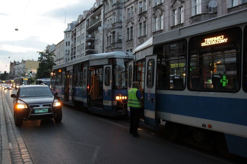 Wrocław: Potrącenie na Traugutta. Mężczyzna wyskoczył z tramwaju (ZDJĘCIA)